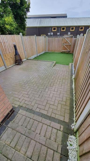 Contractors-City Centre-Parking-Sleeps 9 -Smart Tv, 2 Bathrooms! Coventry Exterior photo