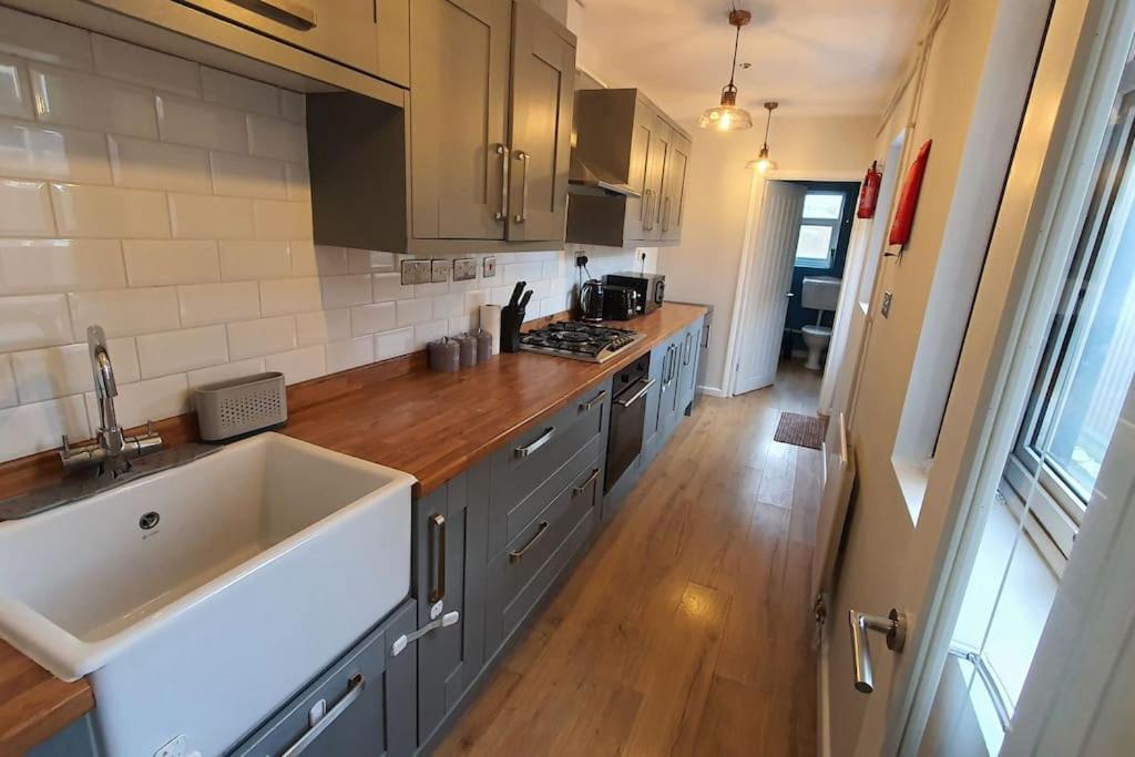 Contractors-City Centre-Parking-Sleeps 9 -Smart Tv, 2 Bathrooms! Coventry Exterior photo