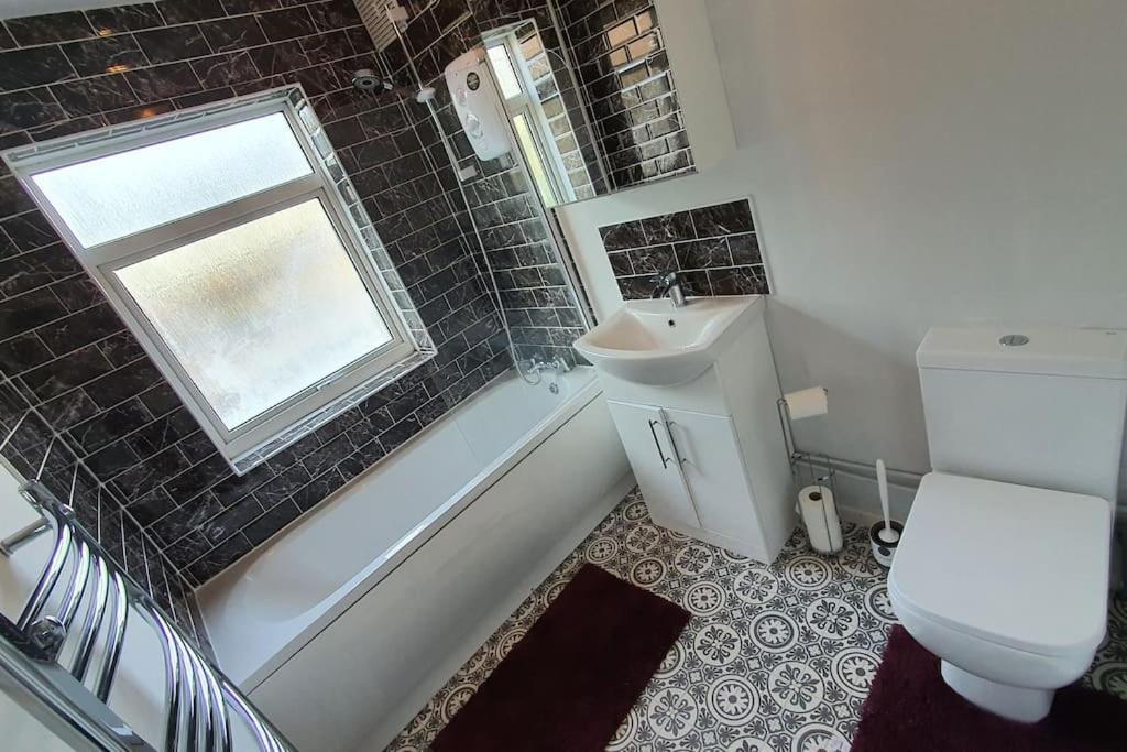 Contractors-City Centre-Parking-Sleeps 9 -Smart Tv, 2 Bathrooms! Coventry Exterior photo